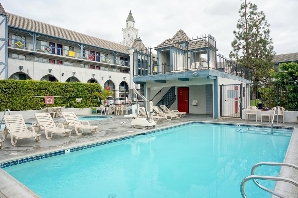 Castle Inn And Suites Anaheim Buitenkant foto